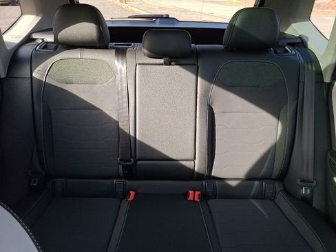 Certified 2025 Volkswagen Taos SE w/ Panoramic Sunroof Package image 19