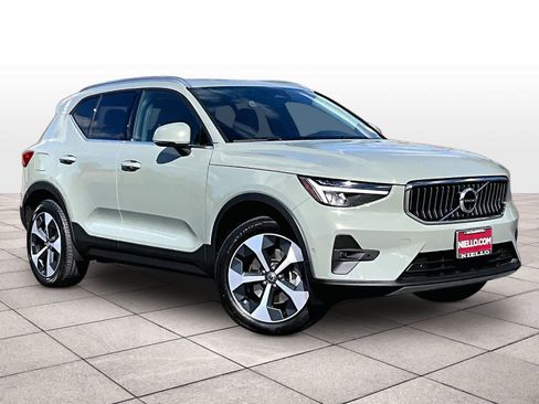 Used 2025 Volvo XC40 B5 Plus image 2
