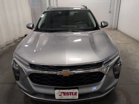 Used 2025 Chevrolet Trax LT w/ LT Convenience Package FWD image 2