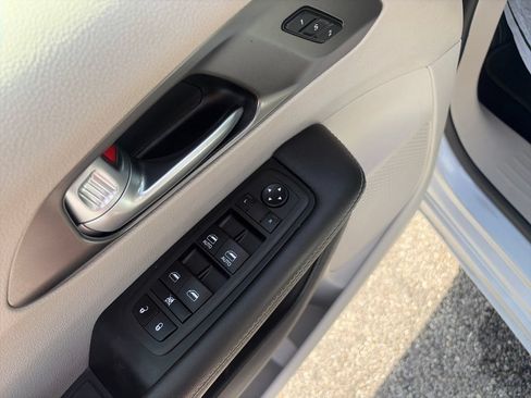Used 2024 Chrysler Pacifica Touring-L FWD image 12