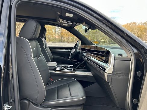 Used 2025 Cadillac Escalade ESV Premium Luxury image 57