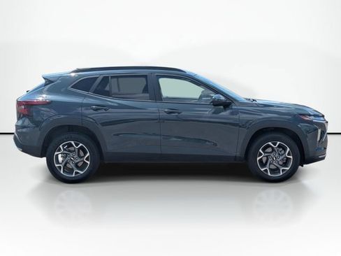 Used 2025 Chevrolet Trax LT FWD image 6