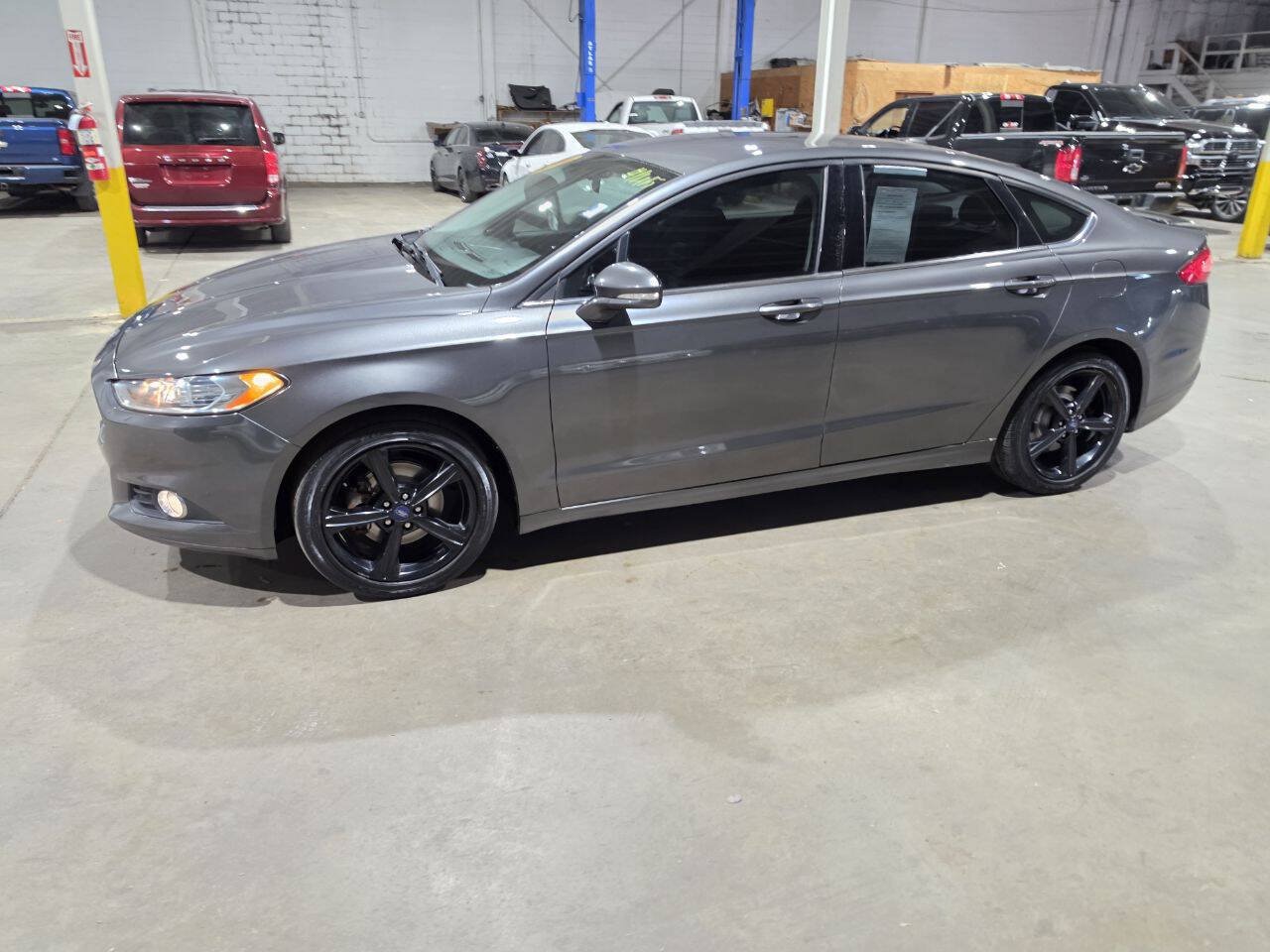 Used 2016 Ford Fusion SE FWD image 3