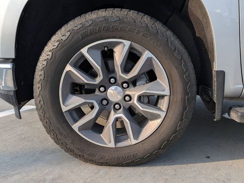 Used 2022 Chevrolet Silverado 1500 LT w/ Z71 Off-Road Package AWD/4WD image 9