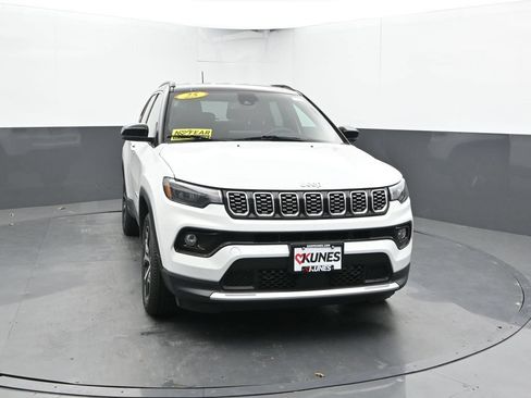 Used 2025 Jeep Compass Limited AWD/4WD image 3
