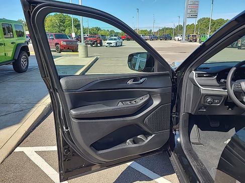 New 2025 Jeep Grand Cherokee L Altitude image 9