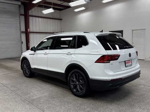 Used 2024 Volkswagen Tiguan SE image 19