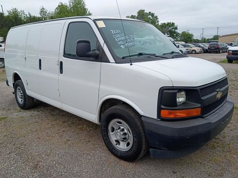 Used 2017 Chevrolet Express 2500 RWD image 3
