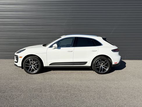 Certified 2024 Porsche Macan image 2