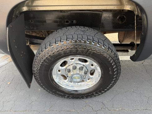 Used 2006 Chevrolet Silverado 2500 LT w/ Heavy-Duty Power Package AWD/4WD image 13