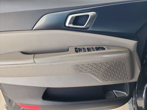 Used 2025 Kia Carnival FWD image 11
