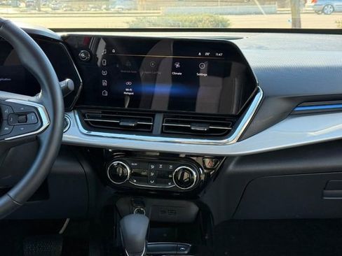 Used 2025 Chevrolet Trax LT w/ LT Convenience Package image 14