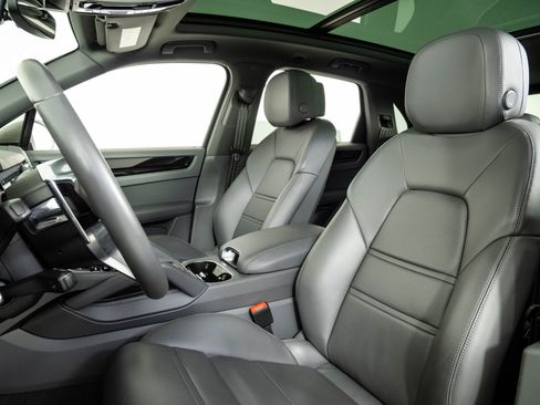 Certified 2023 Porsche Cayenne AWD/4WD image 5