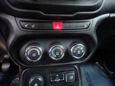 Used 2017 Jeep Renegade Latitude w/ Cold Weather Group AWD/4WD image 18