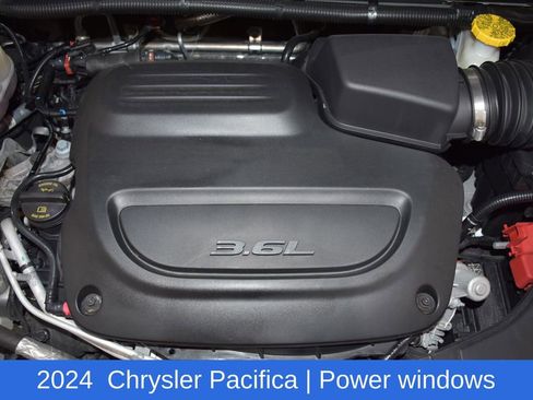 Used 2024 Chrysler Pacifica Touring-L FWD image 7