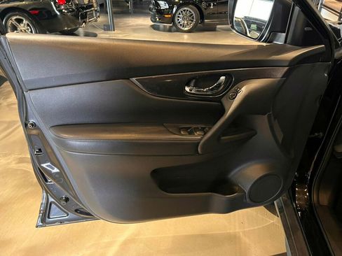 Used 2020 Nissan Rogue SV FWD image 14
