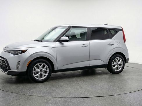 Used 2025 Kia Soul LX w/ LX Technology Package FWD image 3