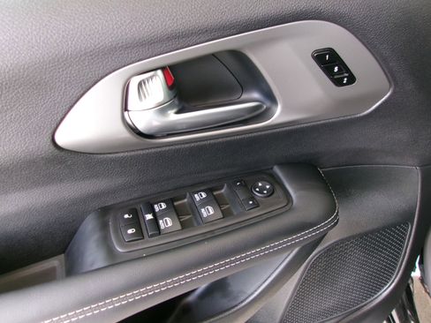 New 2026 Chrysler Pacifica Select image 12