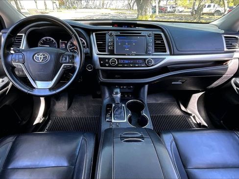 Used 2017 Toyota Highlander XLE image 7