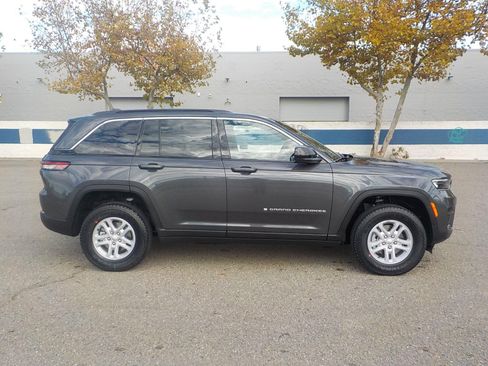 New 2025 Jeep Grand Cherokee 4WD image 2