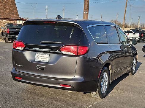 Used 2023 Chrysler Voyager LX image 7