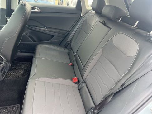 Used 2025 Volkswagen Taos SE image 8