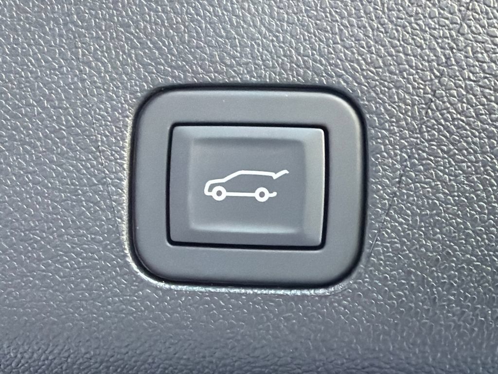 Used 2025 Chevrolet Tahoe High Country RWD image 19