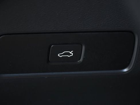 Used 2023 Volvo XC40 Recharge Plus image 21