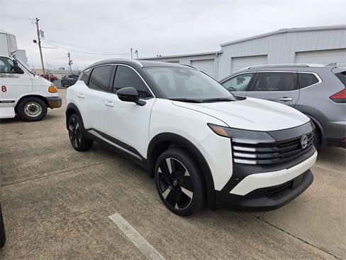 Used 2025 Nissan Kicks SR image 3