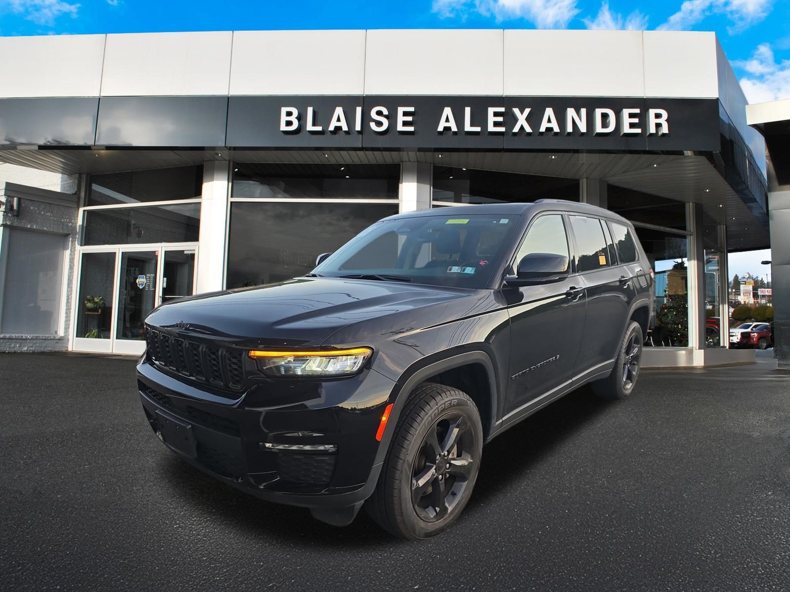 Used 2023 Jeep Grand Cherokee L Limited w/ Black Appearance Package AWD/4WD image 9