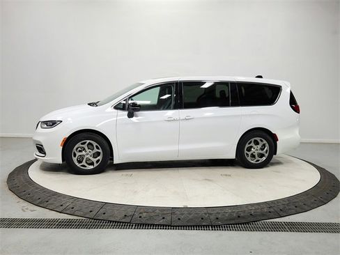 Used 2024 Chrysler Pacifica Limited image 4