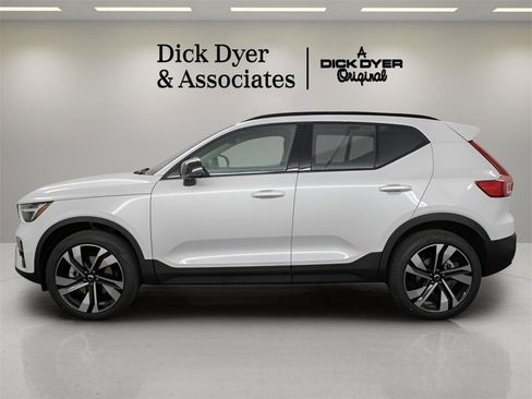 Certified 2025 Volvo XC40 B5 Plus image 5