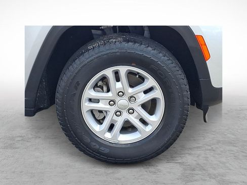Used 2023 Jeep Grand Cherokee Laredo w/ Luxury Tech Group I AWD/4WD image 9
