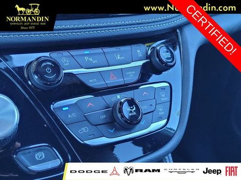 Certified 2025 Chrysler Pacifica Limited FWD image 11
