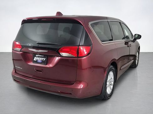 Used 2017 Chrysler Pacifica Touring FWD image 3