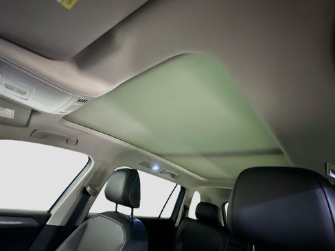 Used 2024 Volkswagen Tiguan SE w/ Panoramic Sunroof Package image 27