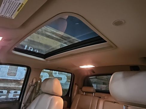 Used 2011 Chevrolet Avalanche LTZ image 6