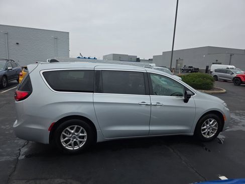 Used 2024 Chrysler Pacifica Touring-L image 8
