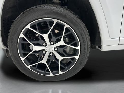 Used 2023 Jeep Grand Cherokee Summit AWD/4WD image 8