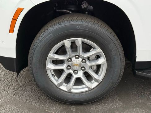 New 2026 Chevrolet Suburban LT image 9