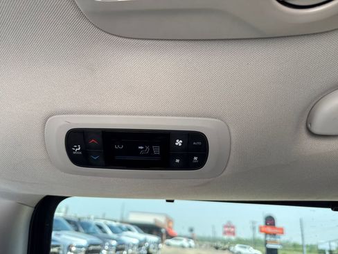 Used 2023 Chrysler Pacifica Touring-L image 40