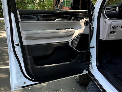 Used 2024 Jeep Wagoneer 4WD w/ Premium Group I image 19