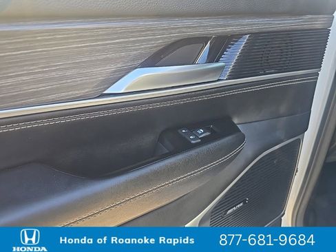 Used 2024 Jeep Wagoneer L Series II w/ Flexible Seating Group AWD/4WD image 16