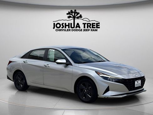 Used 2022 Hyundai Elantra SEL w/ Preferred Accessory Package FWD image 1
