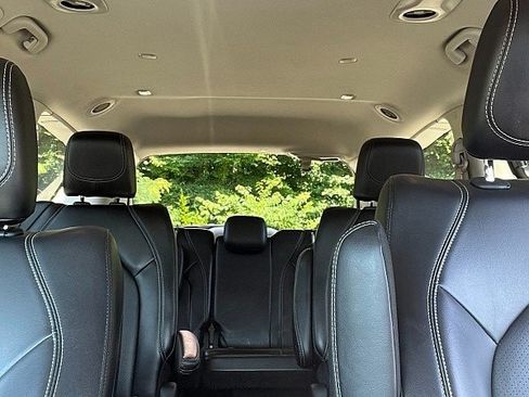 Used 2023 Chrysler Pacifica Touring-L FWD image 12