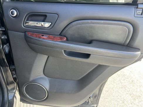 Used 2010 Cadillac Escalade Premium image 17