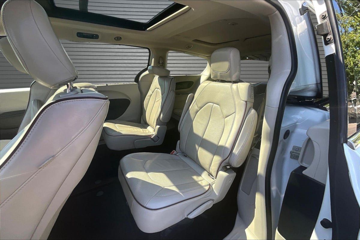 Used 2017 Chrysler Pacifica Limited w/ UConnect Theater Package FWD image 21