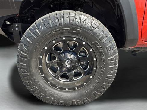 Used 2017 Toyota Tacoma TRD Off-Road w/ Premium & Technology Package AWD/4WD image 20