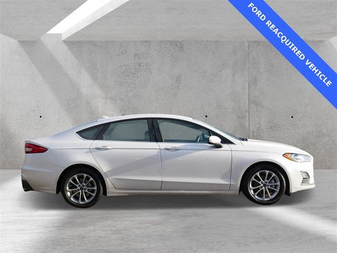 Used 2019 Ford Fusion SE image 2