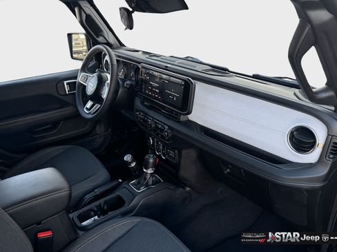 Used 2025 Jeep Wrangler Unlimited Sahara AWD/4WD image 18